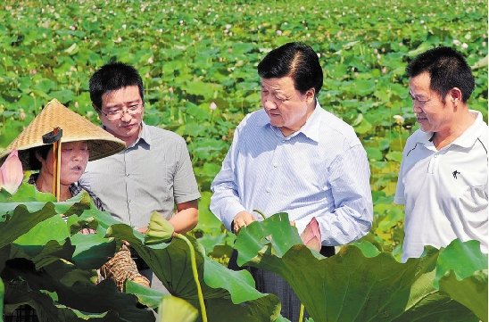 刘云山:群众的意见就是我们的镜子