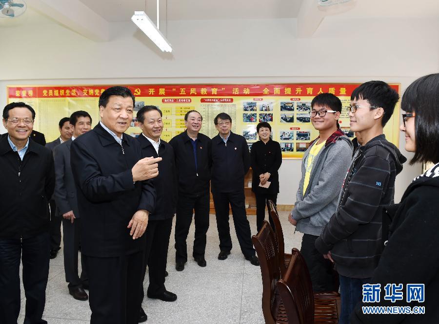 4月11日至13日,中共中央政治局常委、中央书记处书记刘云山在广西调研。这是4月12日,刘云山在玉林高中调研学校党建工作时与学生亲切交谈。新华社记者 饶爱民 摄
