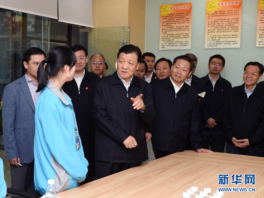 4月11日至13日,中共中央政治局常委、中央书记处书记刘云山在广西调研。这是4月12日,刘云山在北海市调研民营企业党建工作。新华社记者 饶爱民 摄