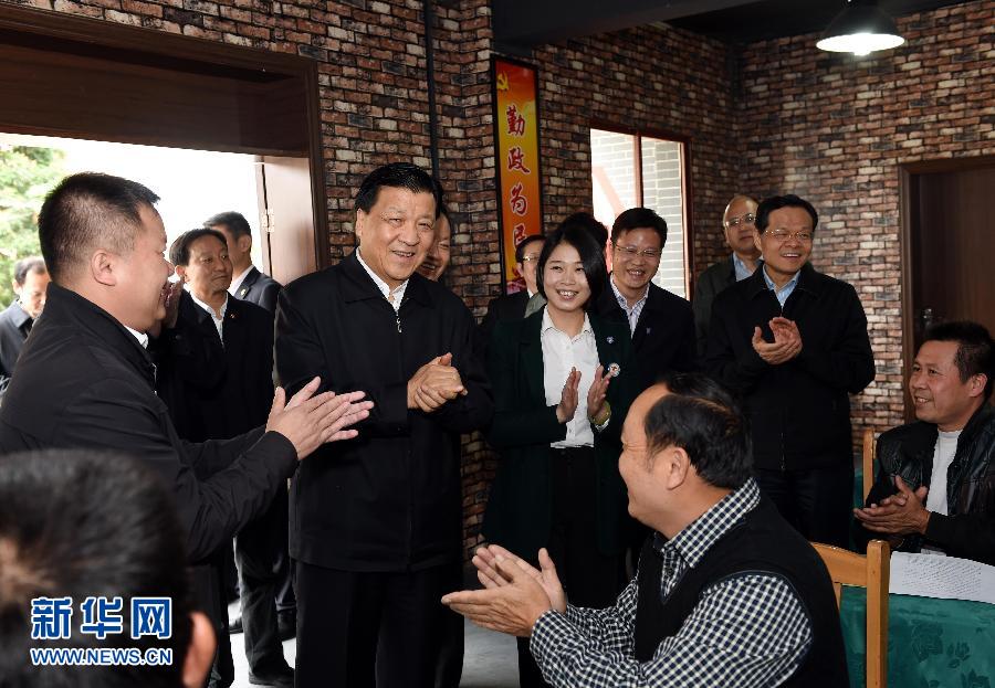 4月11日至13日,中共中央政治局常委、中央书记处书记刘云山在广西调研。这是4月11日,刘云山在梧州市万秀区凤凰村参观中共广西第一个农村党支部纪念馆。新华社记者 饶爱民 摄
