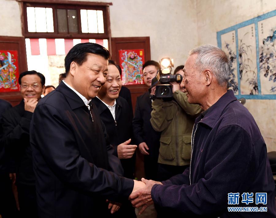 4月11日至13日,中共中央政治局常委、中央书记处书记刘云山在广西调研。这是4月11日,刘云山在梧州市万秀区凤凰村调研基层党建工作并看望村民。新华社记者 饶爱民 摄