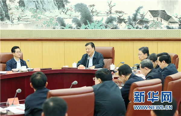 10月12日,中共中央政治局常委、中央党的群众路线教育实践活动领导小组组长刘云山在北京主持召开中央党的群众路线教育实践活动领导小组会议,对深入学习贯彻习近平总书记在党的群众路线教育实践活动总结大会上的重要讲话精神进行研究部署。新华社记者 姚大伟 摄